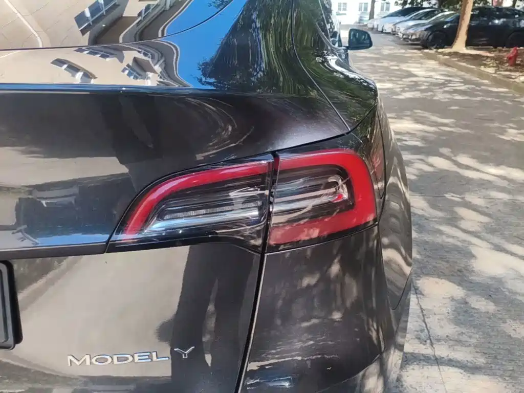 Tesla Model Y — миниатюра 8