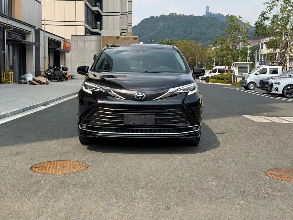 Toyota Sienna — миниатюра 2