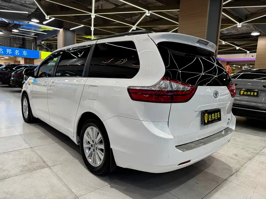 Toyota Sienna — миниатюра 16