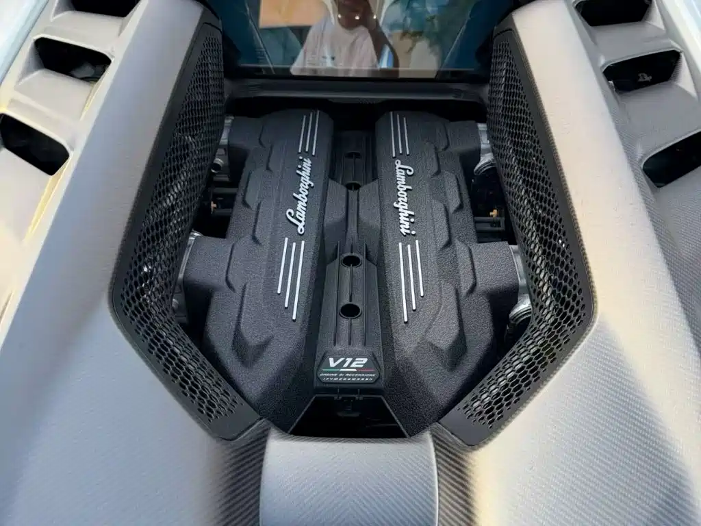 Lamborghini Revuelto — миниатюра 9