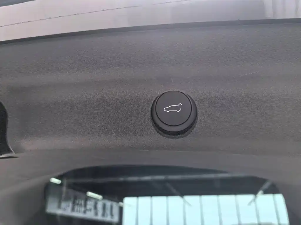 Tesla Model Y — миниатюра 12