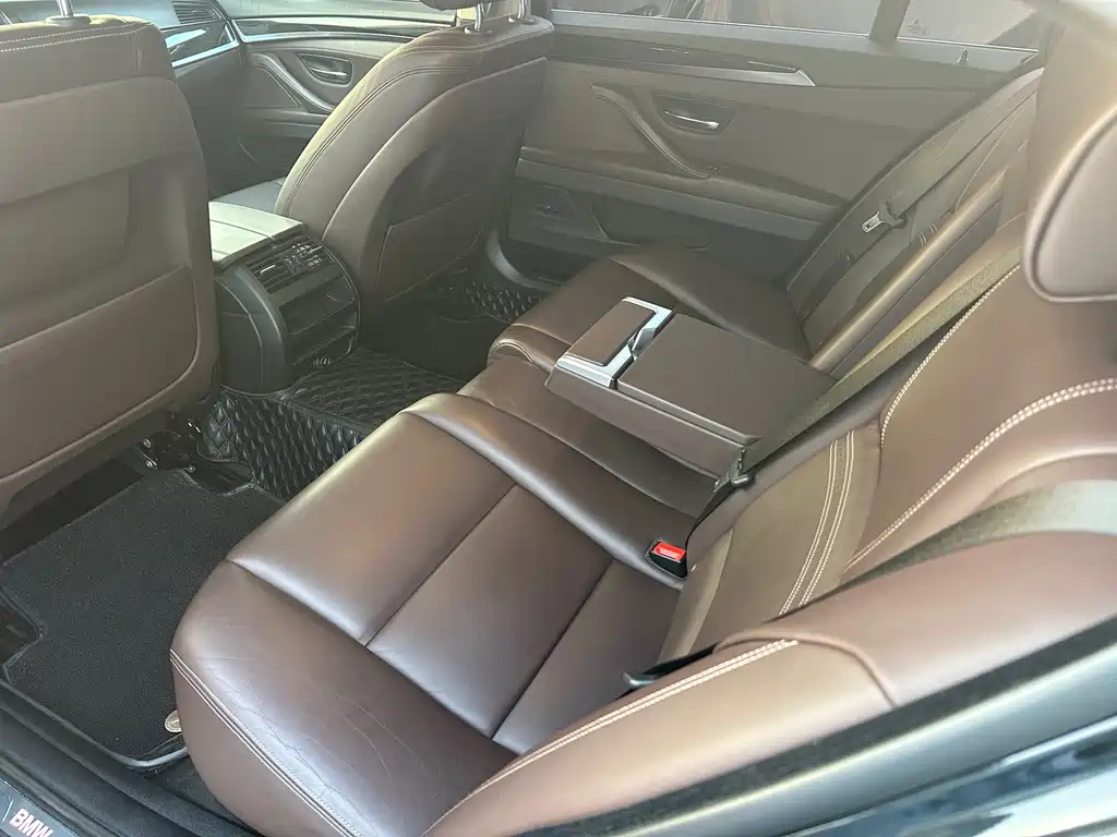 BMW 5 Series — миниатюра 7