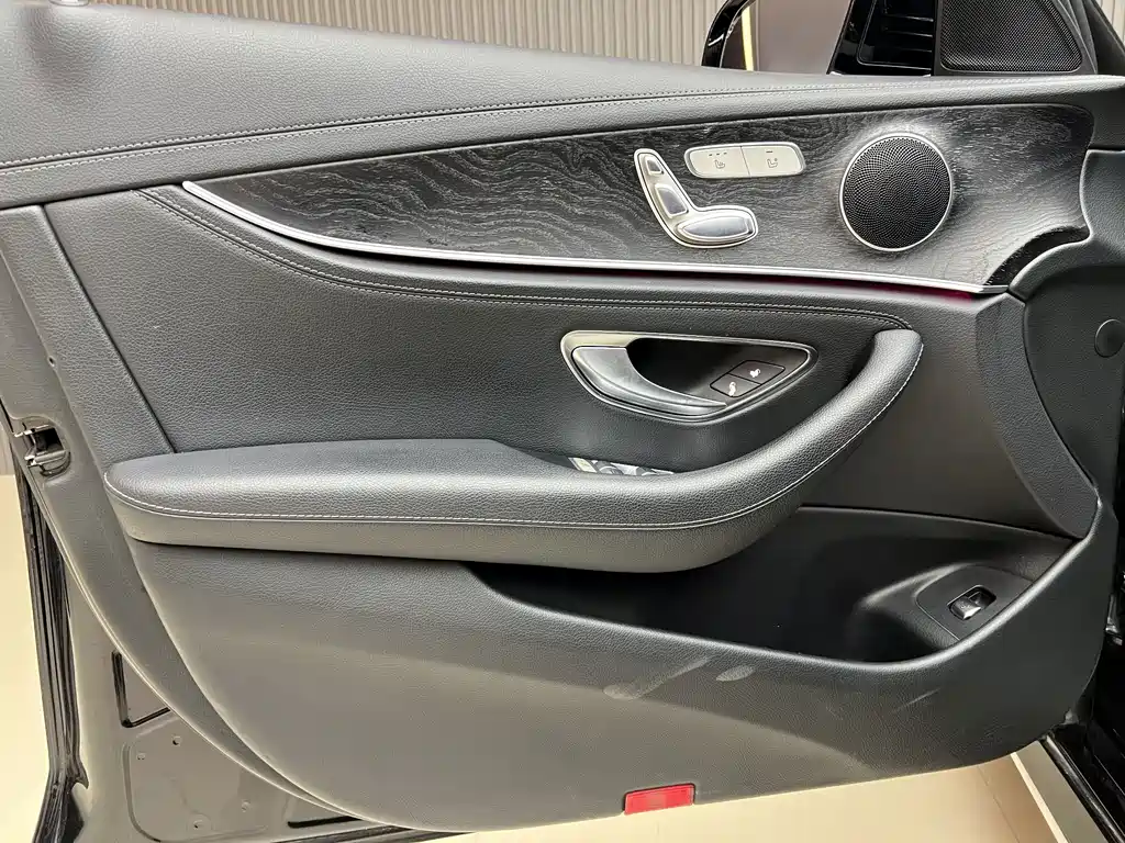 Mercedes-Benz E-Class — миниатюра 10