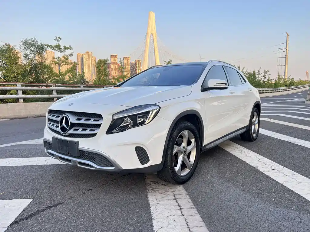 MERCEDES-BENZ GLA