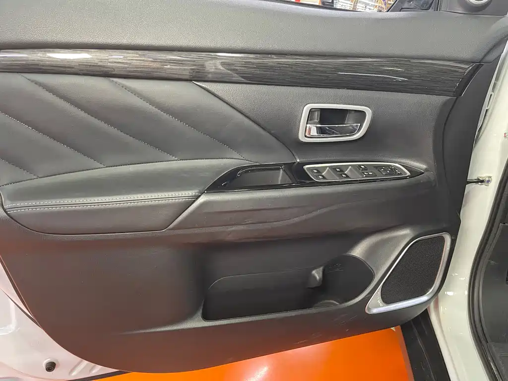 Mitsubishi Outlander — миниатюра 10