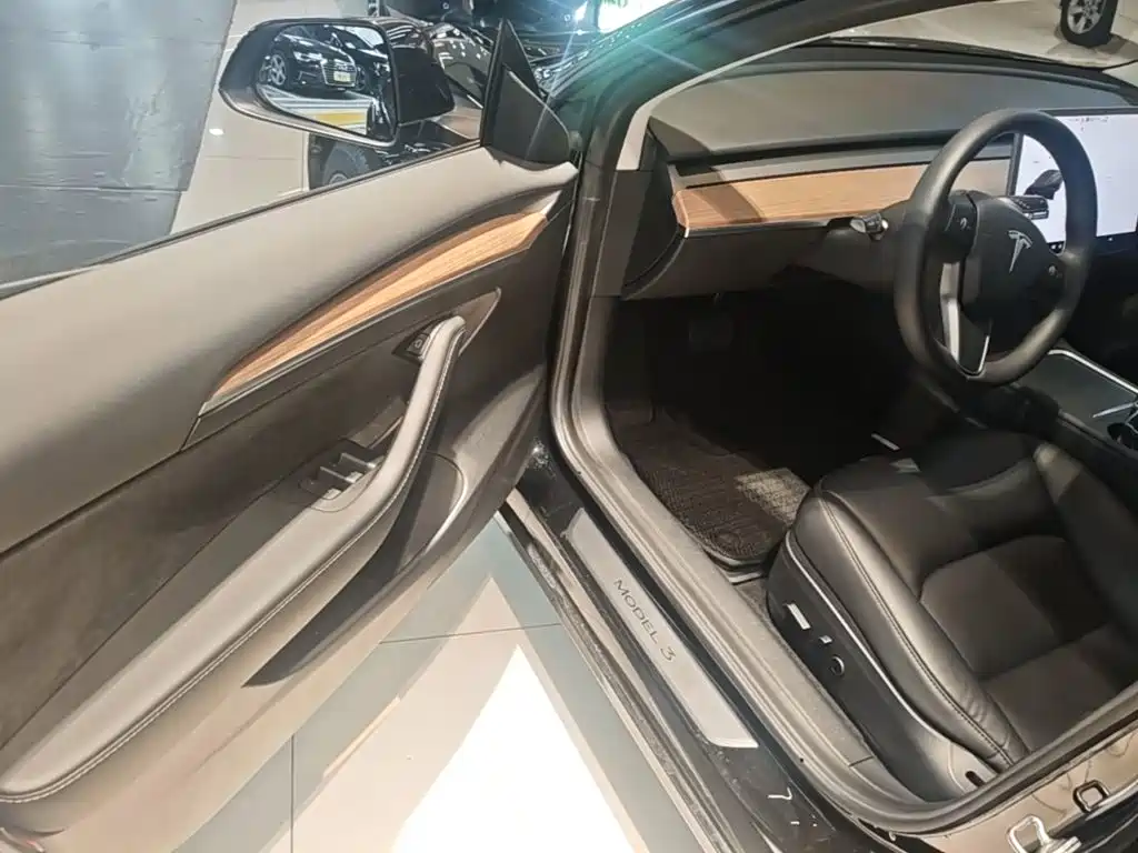 Tesla Model 3 — миниатюра 16