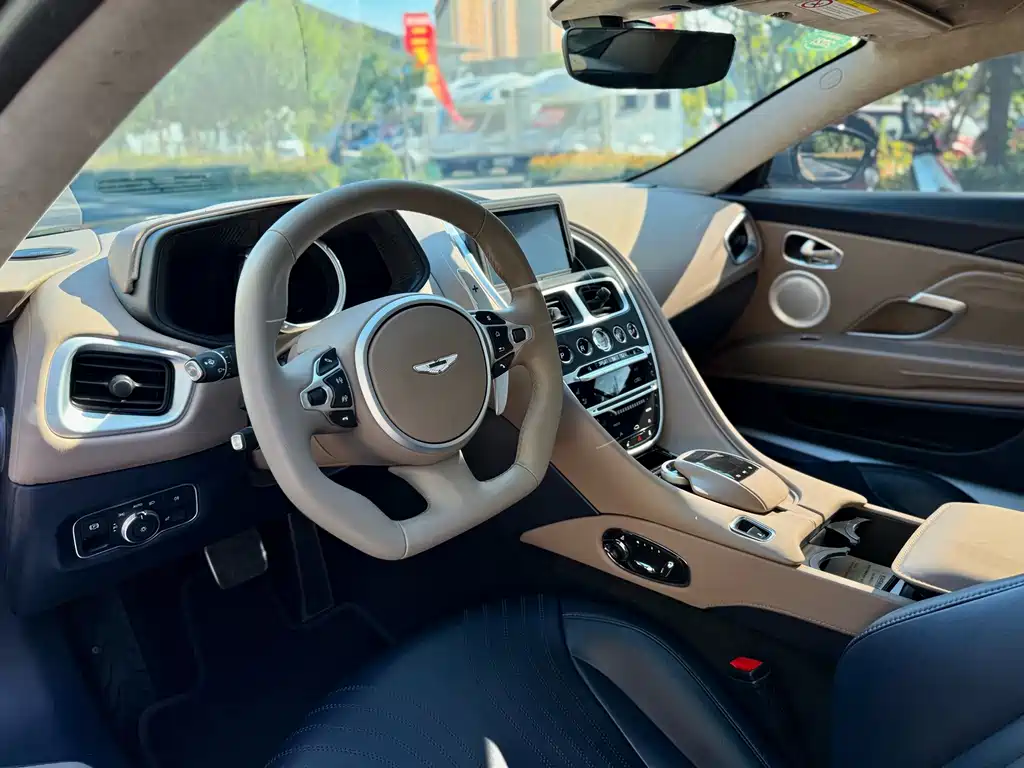 Aston Martin DB11 — миниатюра 4