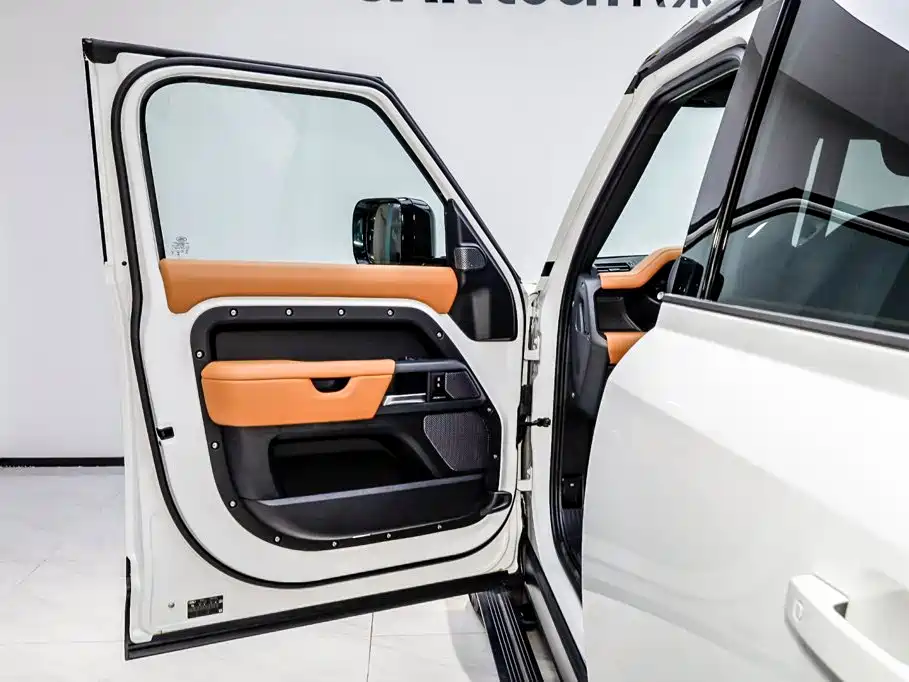 Land Rover Defender — миниатюра 7