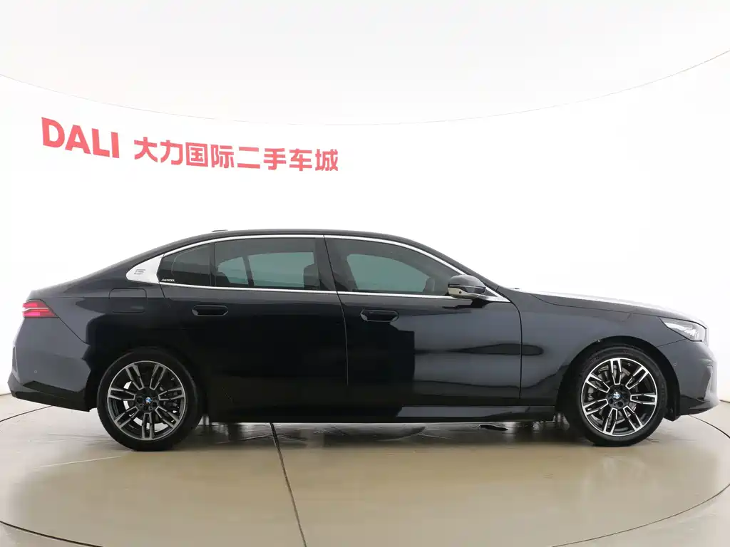 BMW 5 Series — миниатюра 13