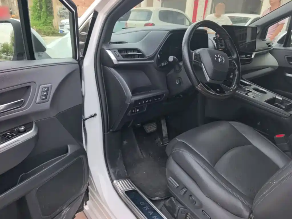 Toyota Granvia — миниатюра 16
