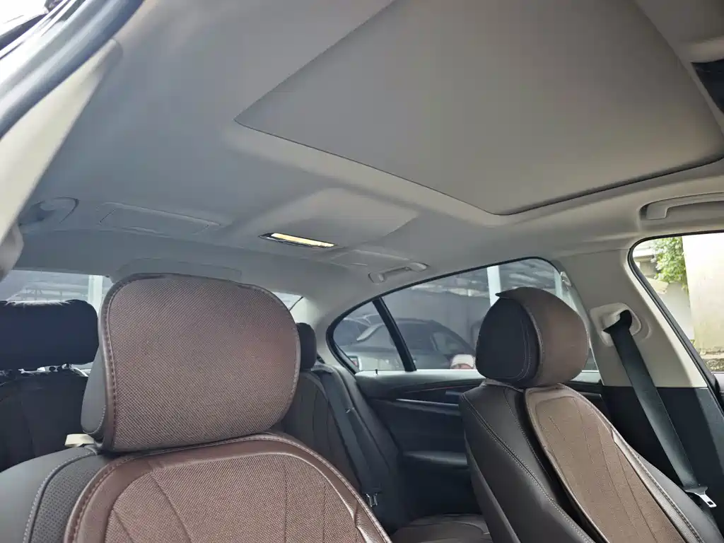 BMW 5 Series — миниатюра 13