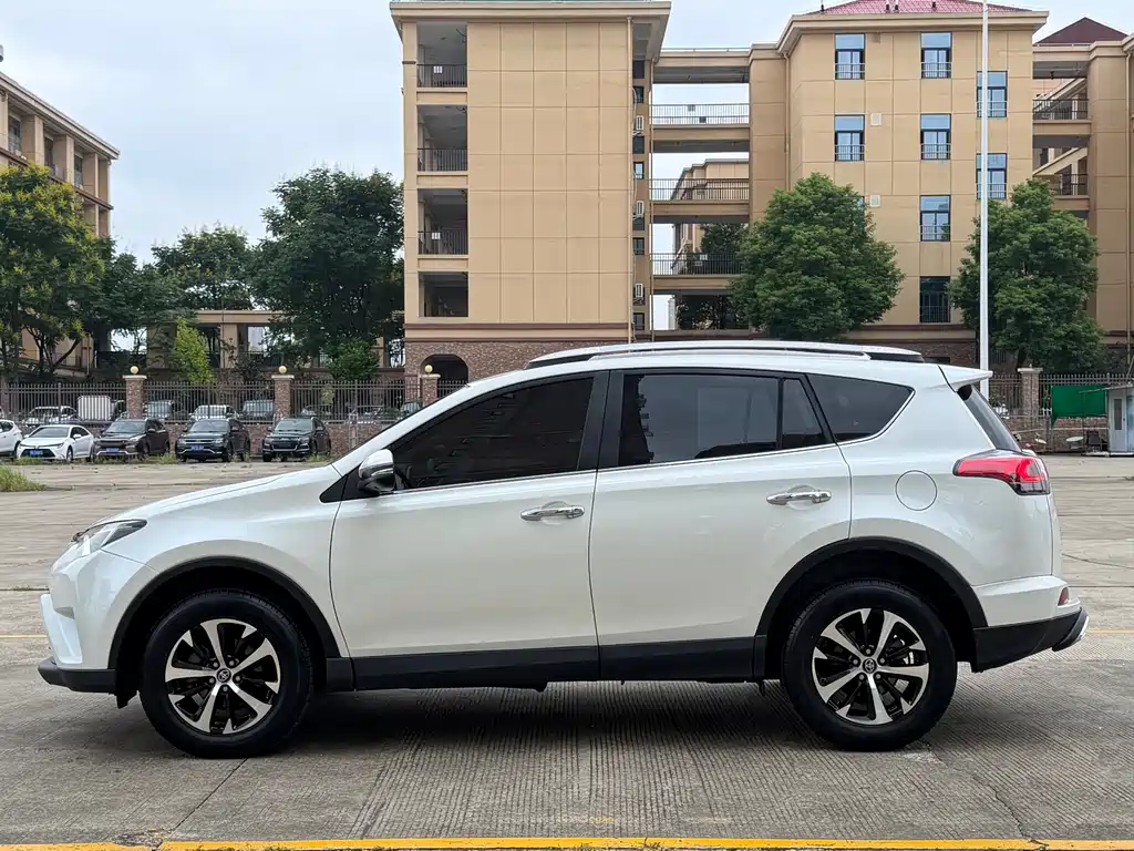 Toyota RAV4 — миниатюра 8
