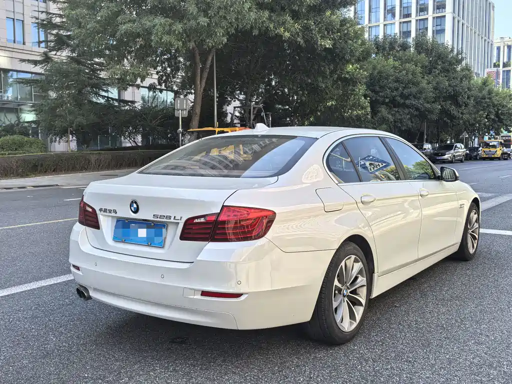 BMW 5 Series — миниатюра 5