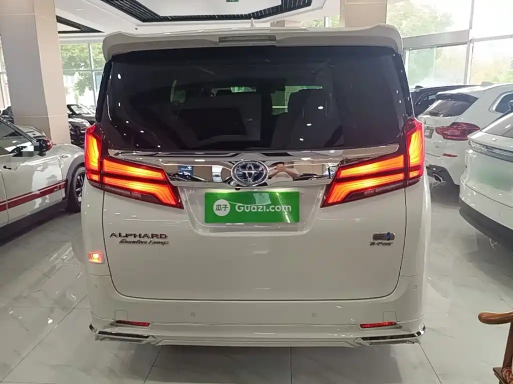 Toyota Alphard — миниатюра 6