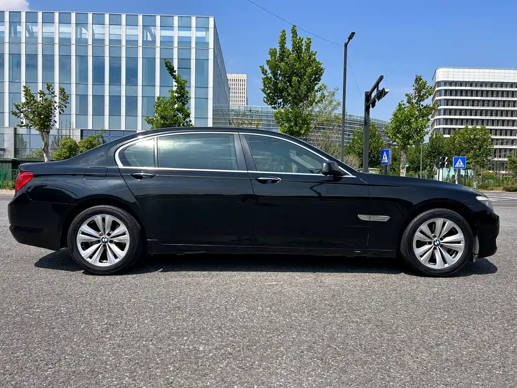 BMW 7 Series — миниатюра 7