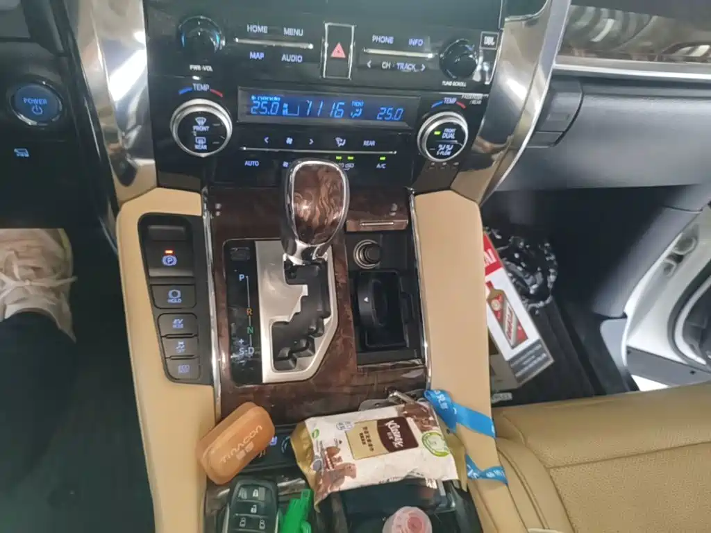 Toyota Alphard — миниатюра 14
