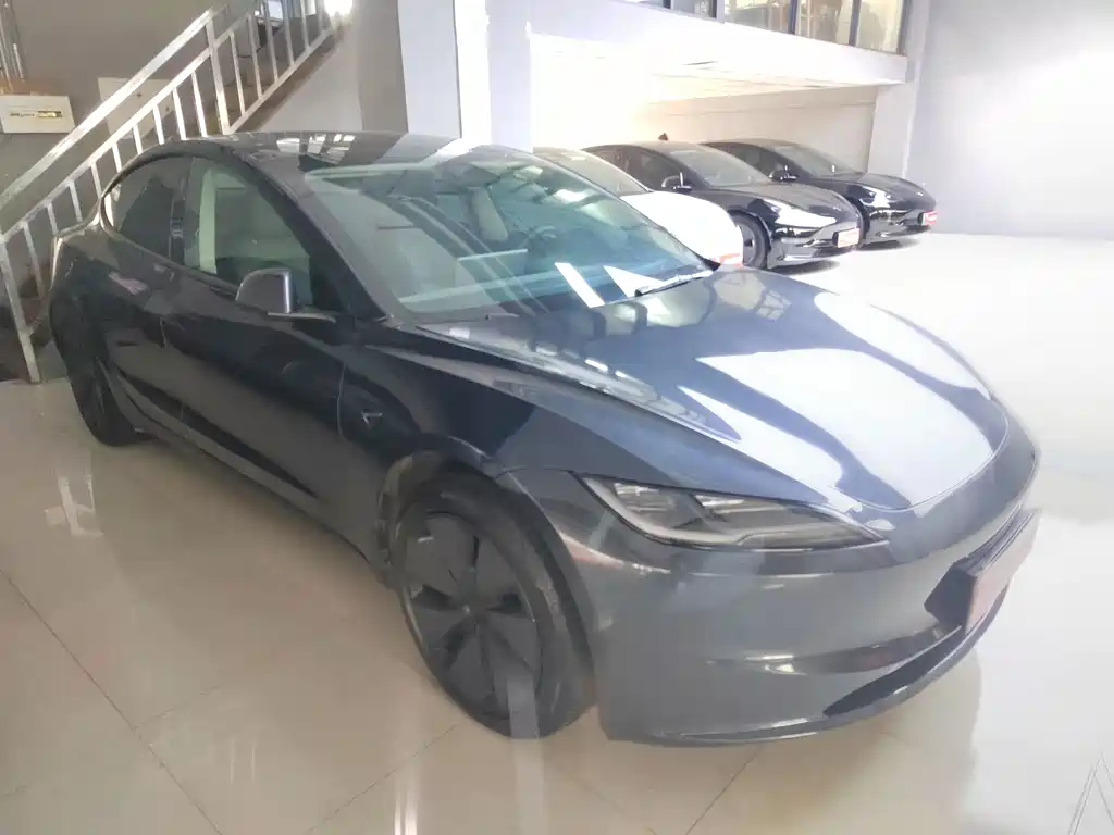 Tesla Model 3 — миниатюра 3