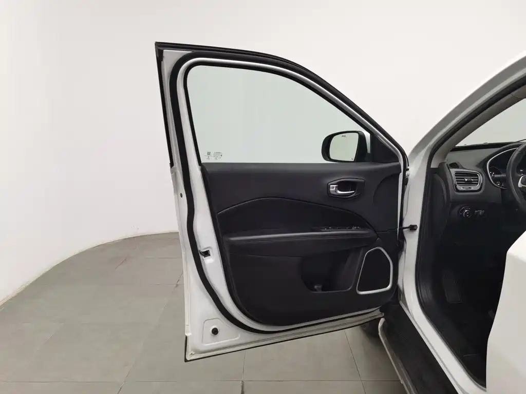 Jeep Compass — миниатюра 8