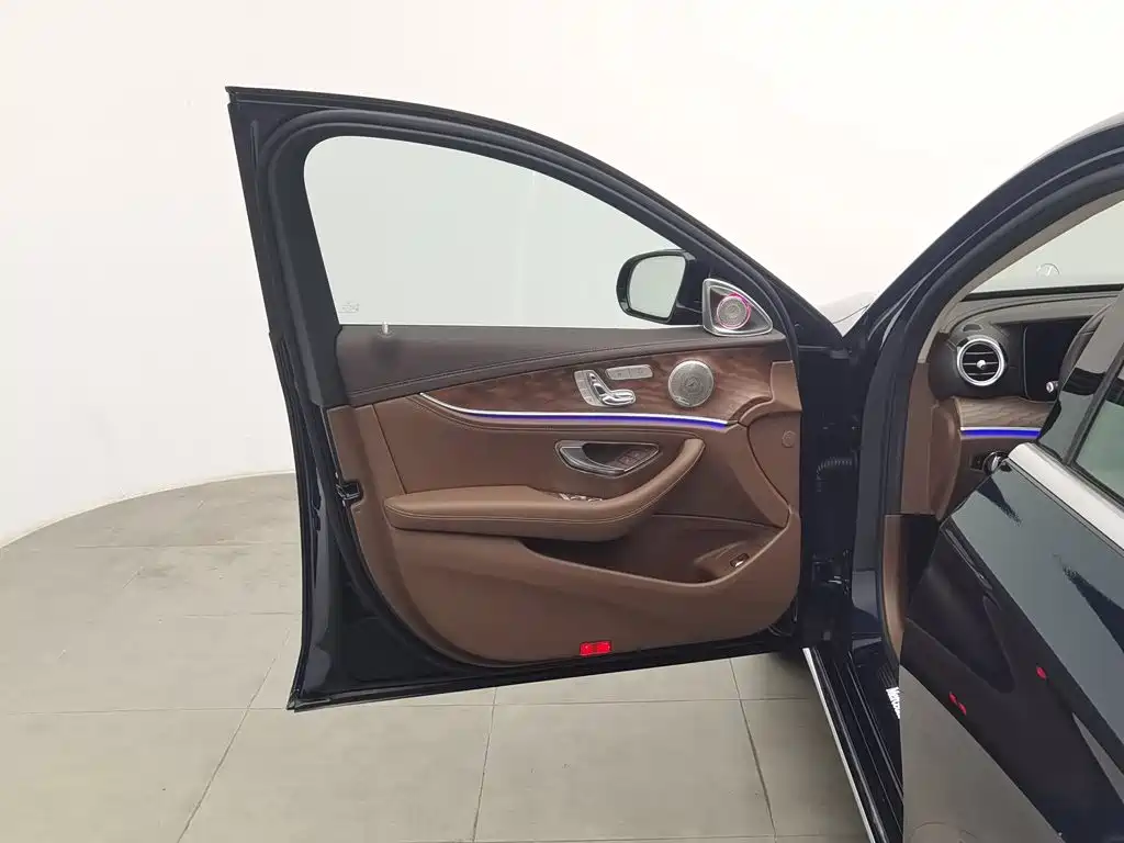 Mercedes-Benz E-Class — миниатюра 8