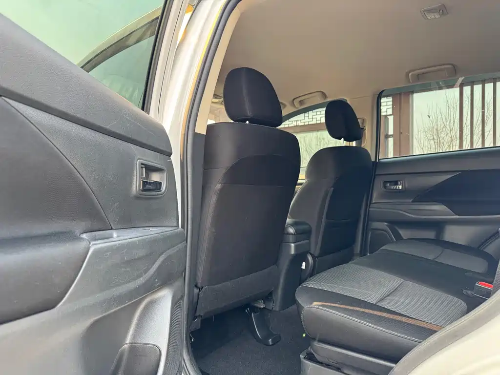 MITSUBISHI OUTLANDER