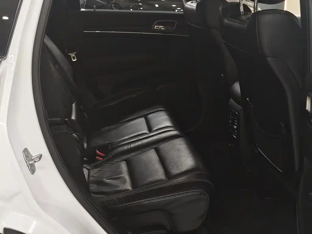 Jeep Grand Cherokee (Import) — миниатюра 6