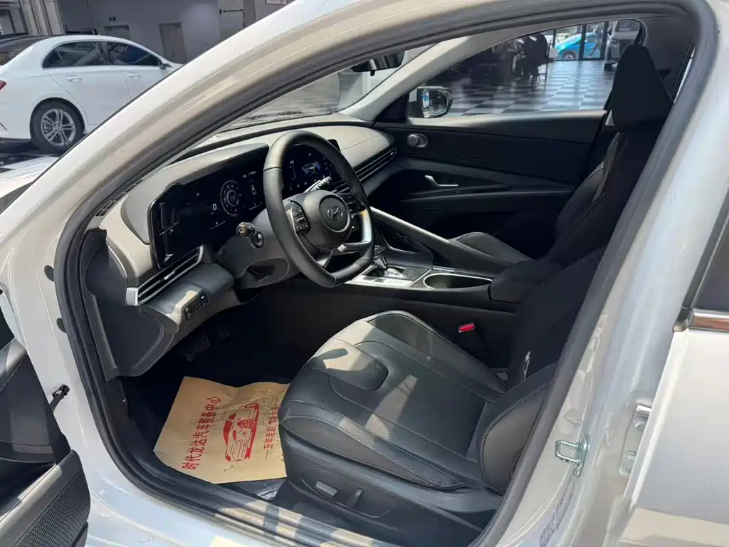 Hyundai Elantra — миниатюра 12