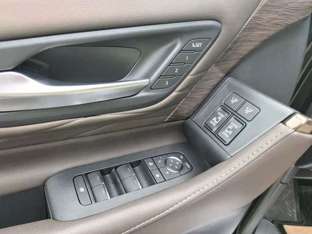 Toyota Alphard — миниатюра 28
