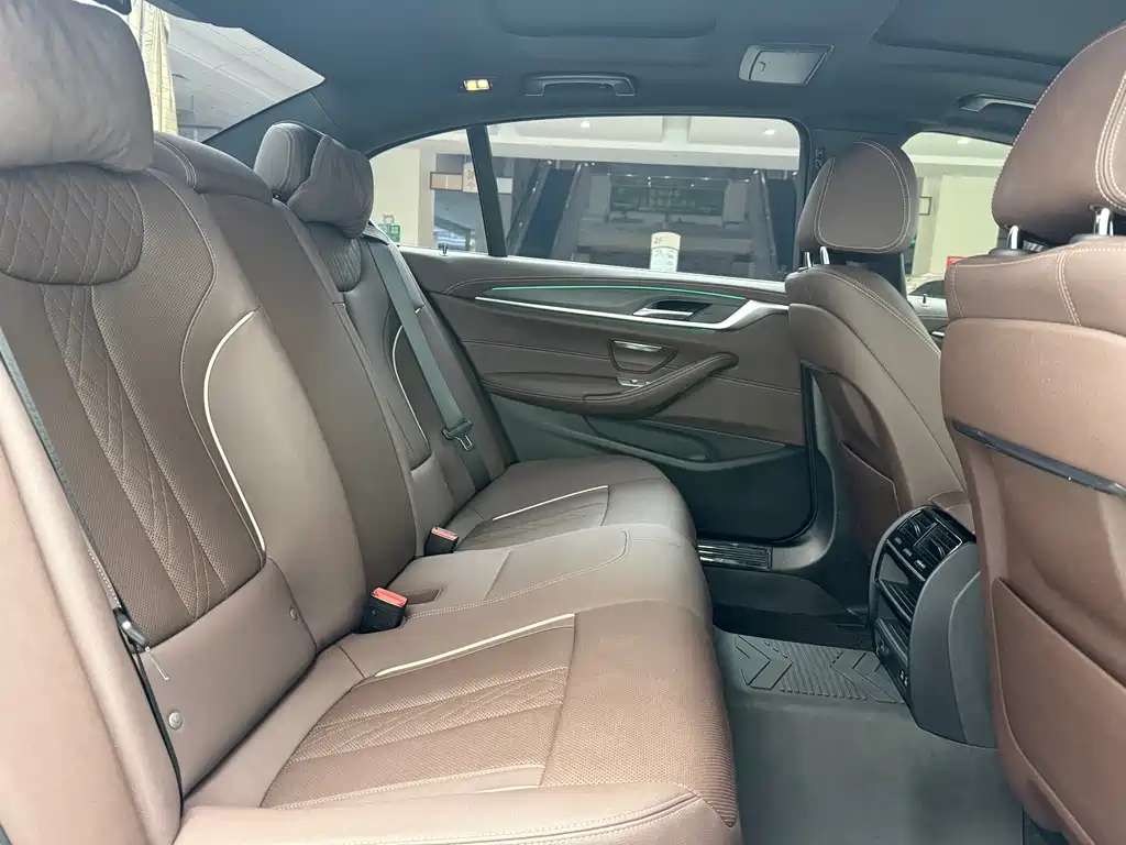 BMW 5 Series — миниатюра 17