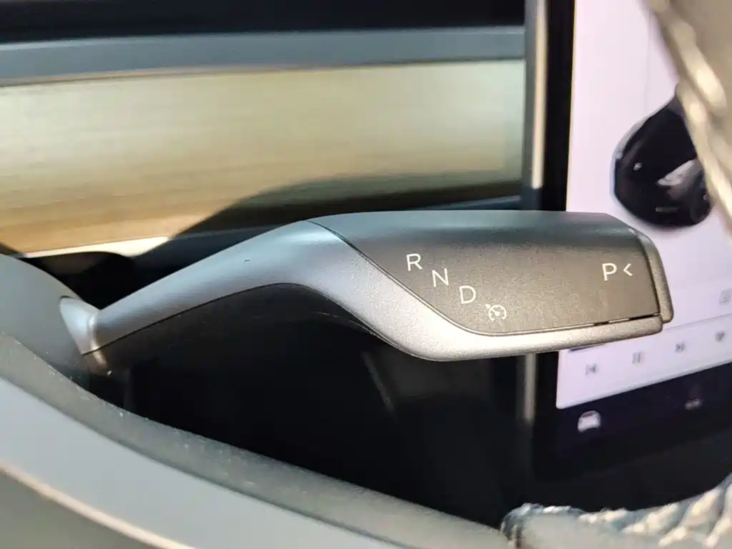 Tesla Model Y — миниатюра 14