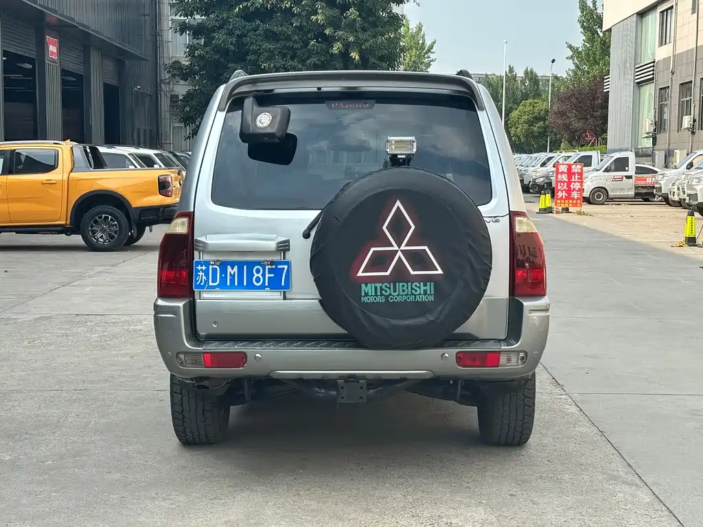 Mitsubishi Pajero — миниатюра 5