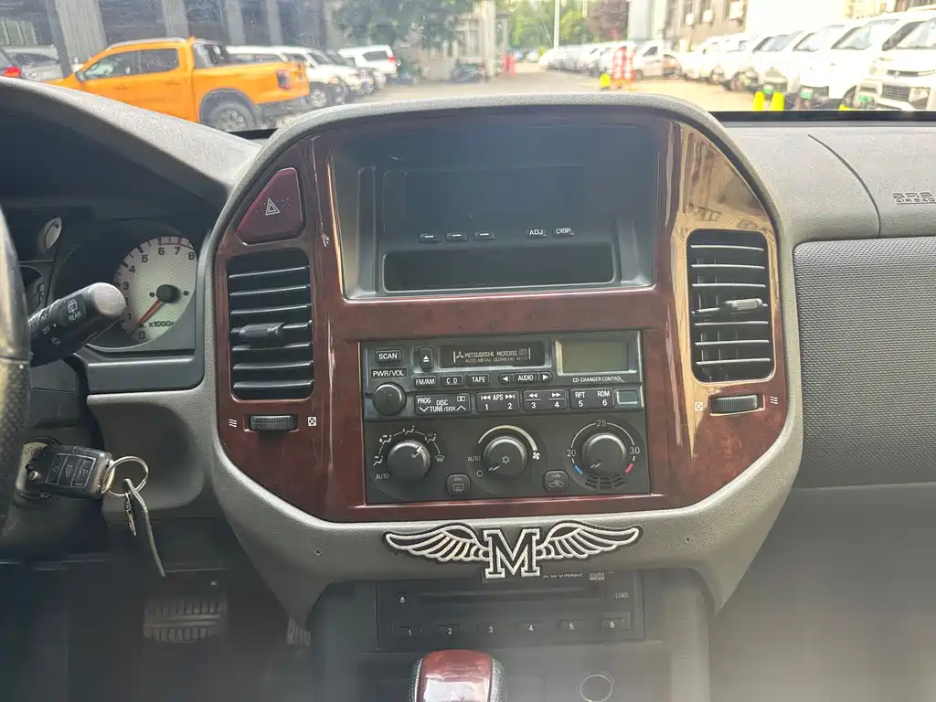 Mitsubishi Pajero — миниатюра 12