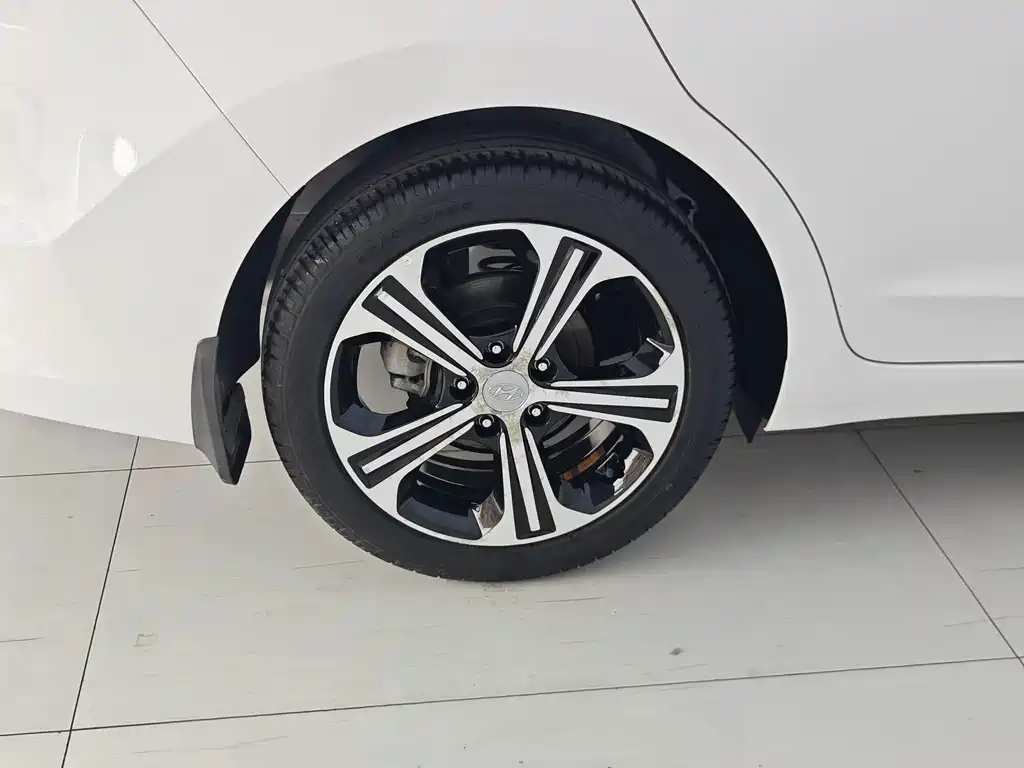 Hyundai Elantra — миниатюра 17