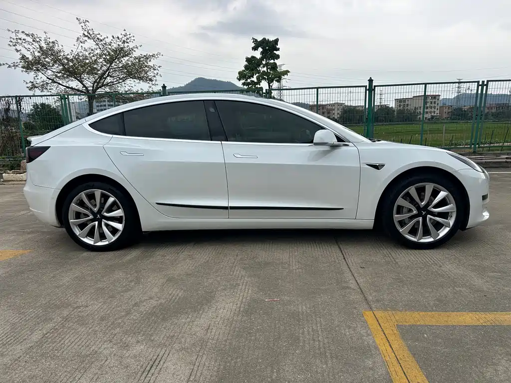 Tesla Model 3 — миниатюра 4
