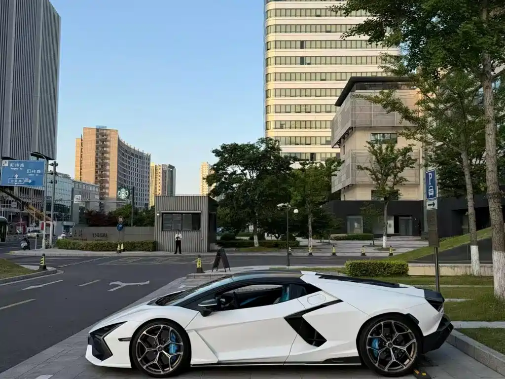 Lamborghini Revuelto — миниатюра 2