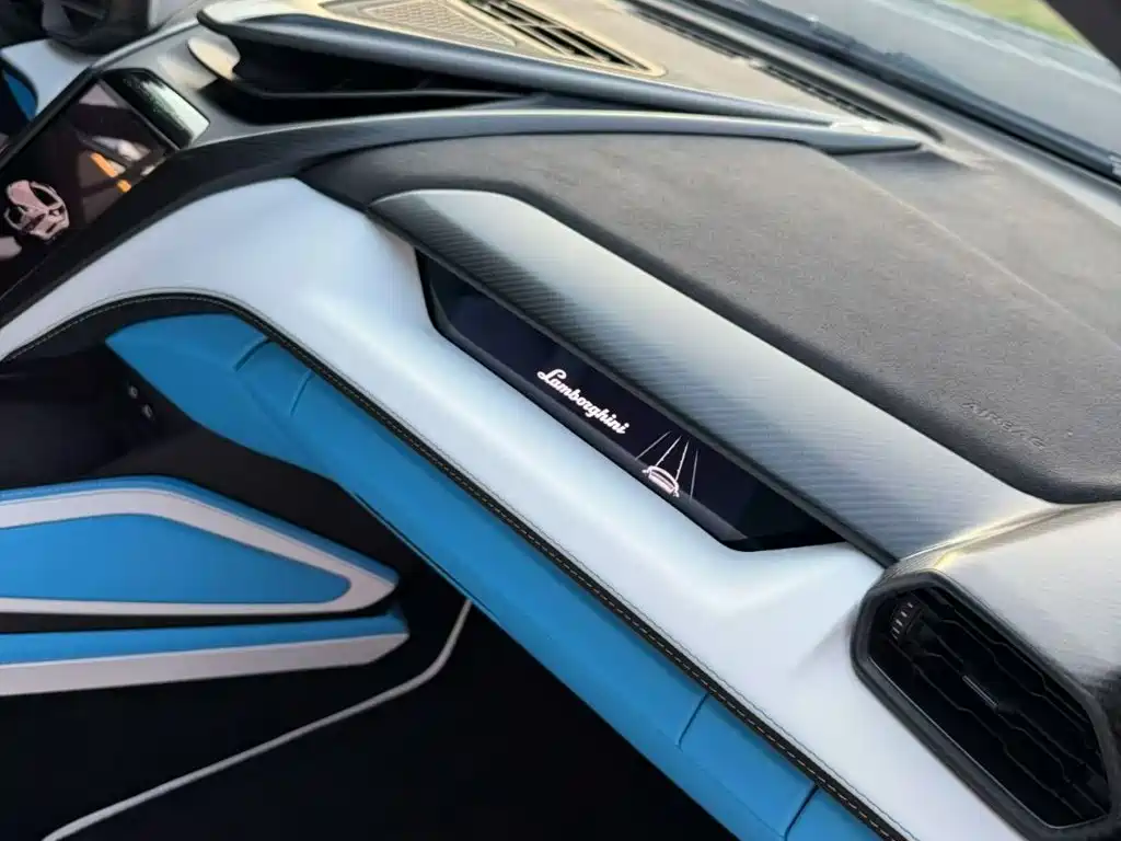 Lamborghini Revuelto — миниатюра 8