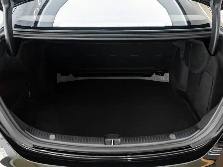 Mercedes-Benz E-Class — миниатюра 12