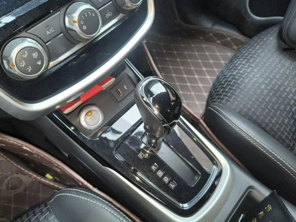 Nissan Tiida — миниатюра 7