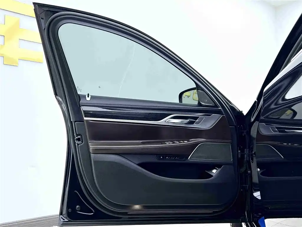 BMW 7 Series — миниатюра 21