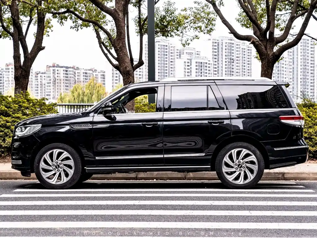 Lincoln Navigator — миниатюра 2
