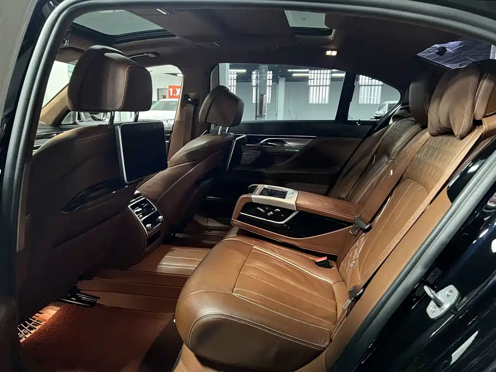 BMW 7 Series — миниатюра 8