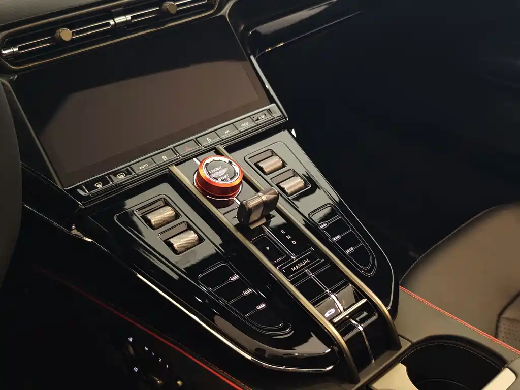 Aston Martin V8 Vantage — миниатюра 8