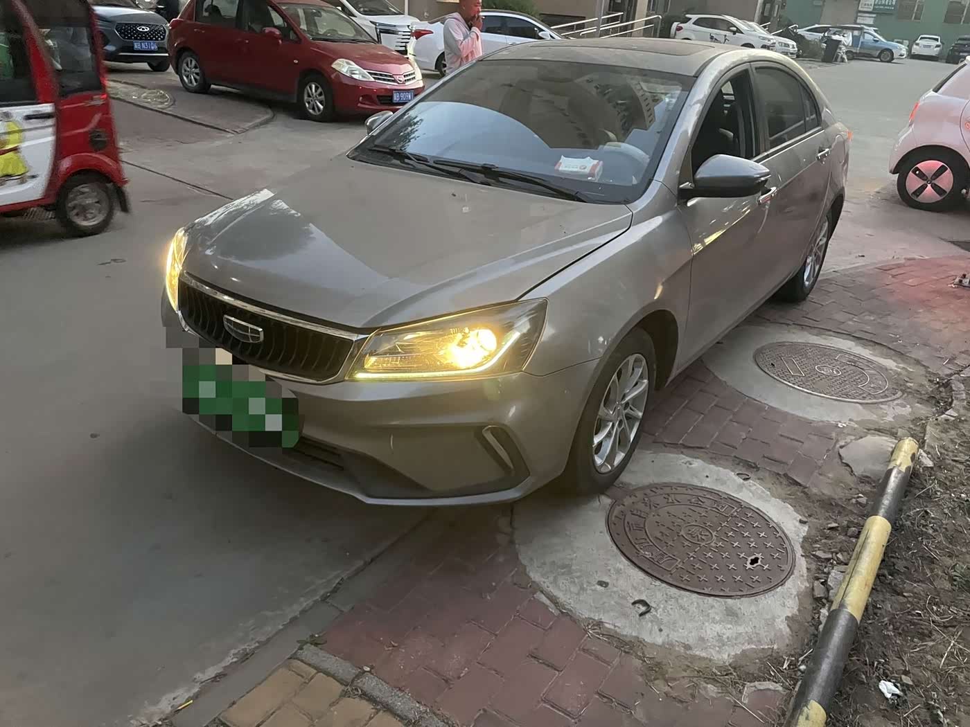 Geely Emgrand 1.5 л 2021 г. шампань/коричневый, пробег 42000 км