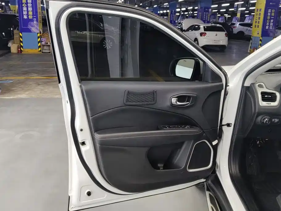 Jeep Compass — миниатюра 7