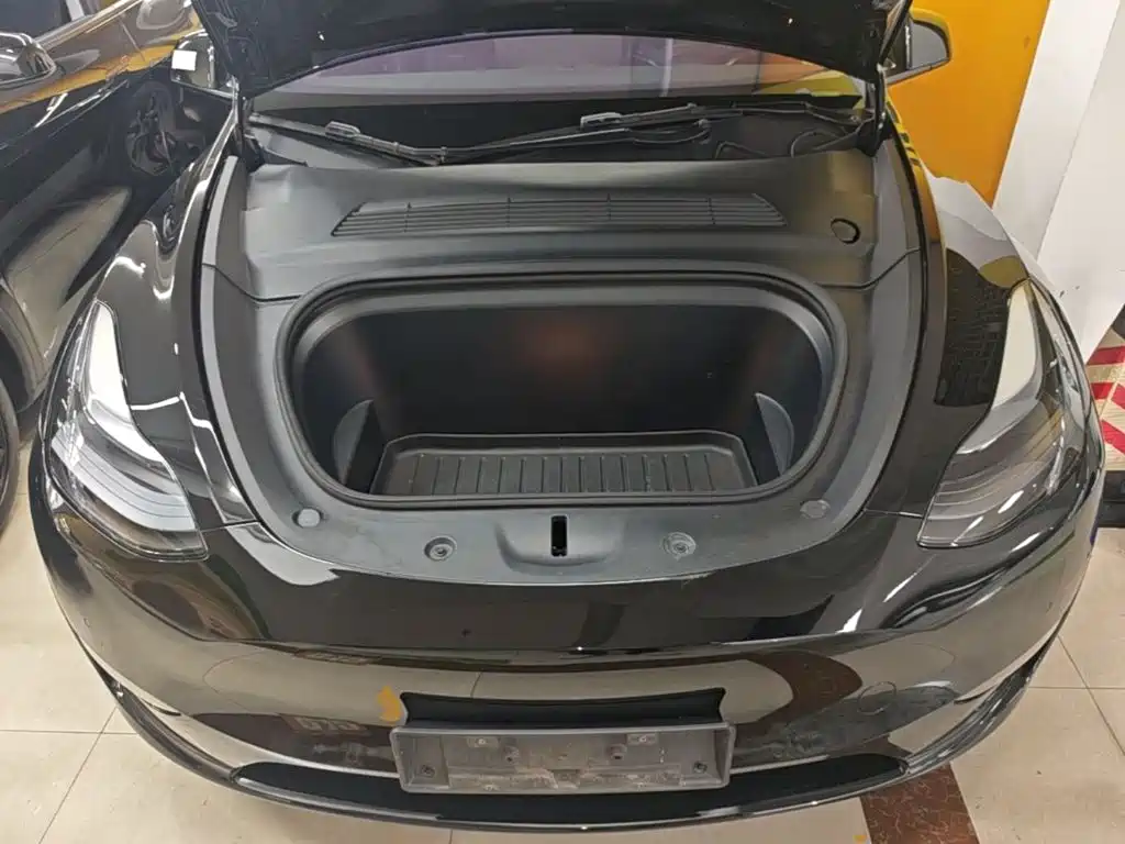 Tesla Model Y — миниатюра 20