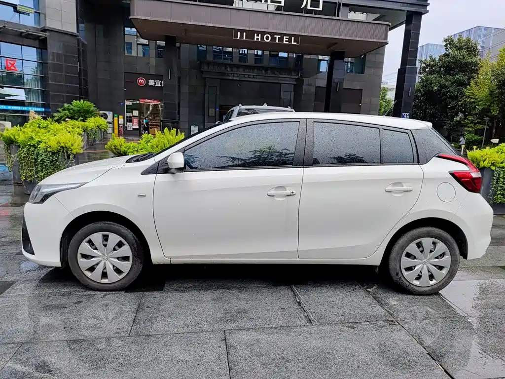 Toyota Yaris L — миниатюра 3