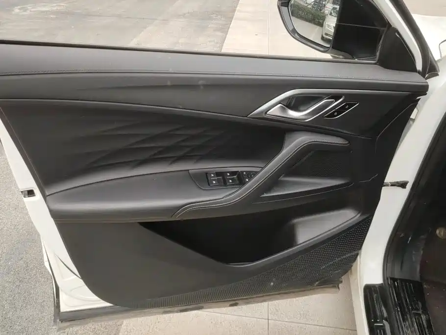 Roewe RX5 New Energy — миниатюра 7