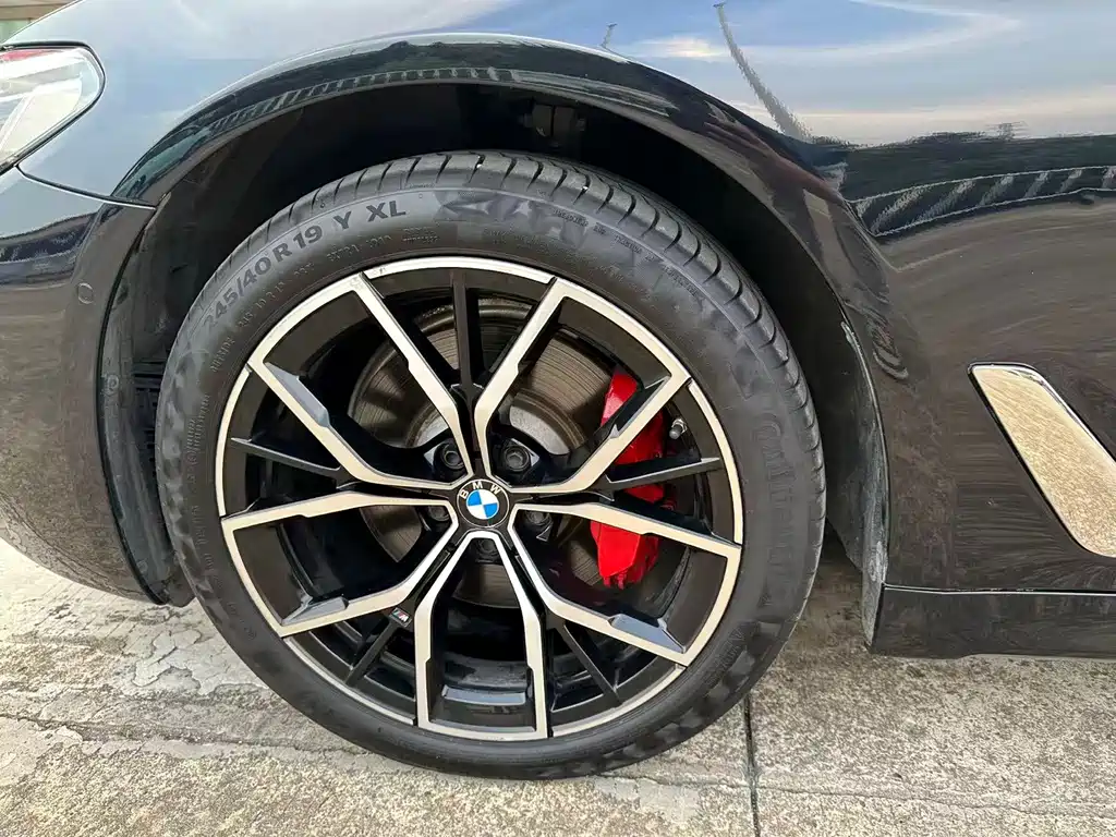 BMW 5 Series — миниатюра 9