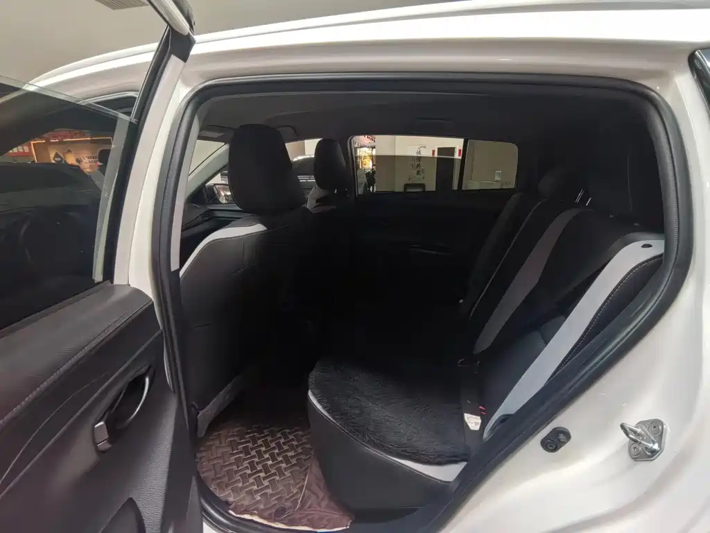 Toyota Yaris L — миниатюра 9