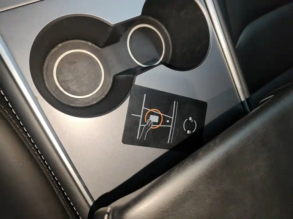 Tesla Model Y — миниатюра 9