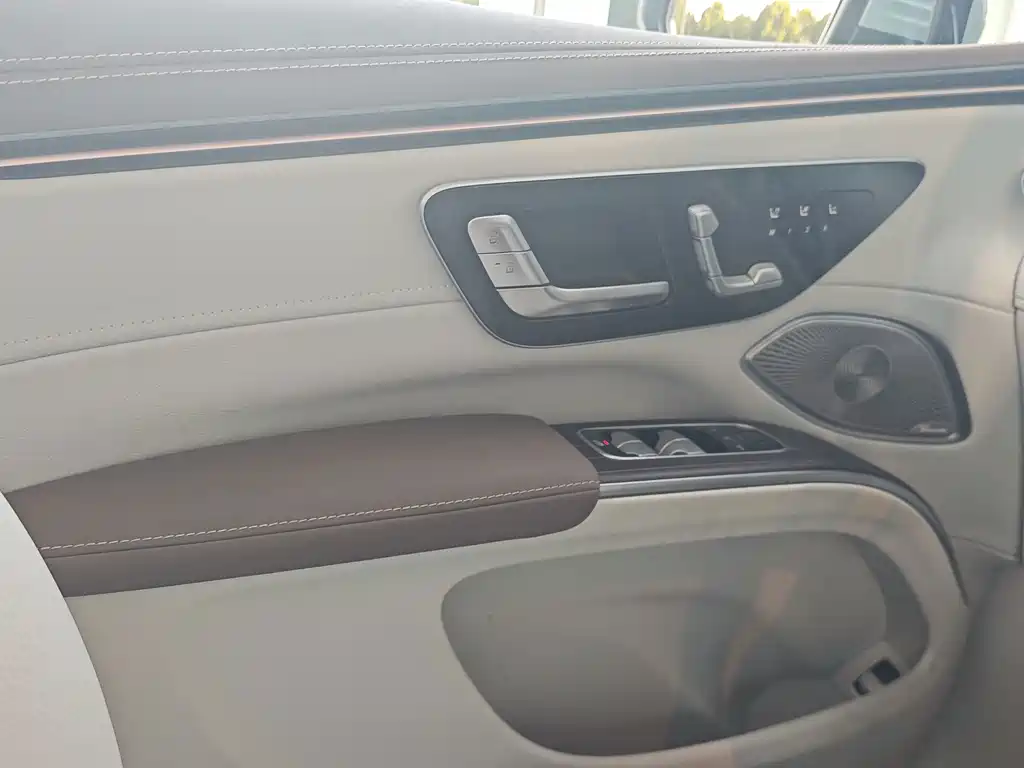 Mercedes-Benz EQS SUV — миниатюра 9